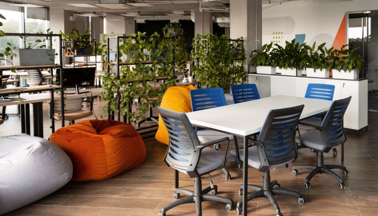 How Much Office Space Do You Need? US vs UK/EU Standards
